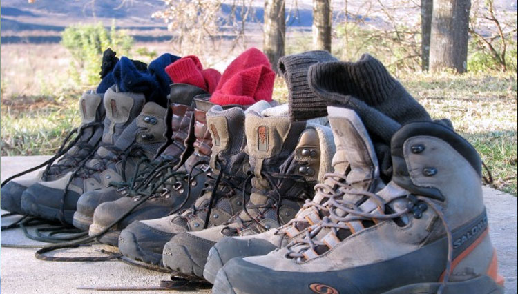 Sepatu gunung perlu perawatan agar tetap awet. (foto: pixabay)
