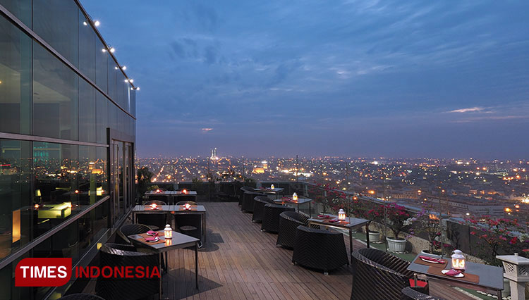 A stunning night ambience of Medan from the deck of the Cambridge Hotel, Medan. (Photographs: Cambridge Hotel for TIMES Indonesia)