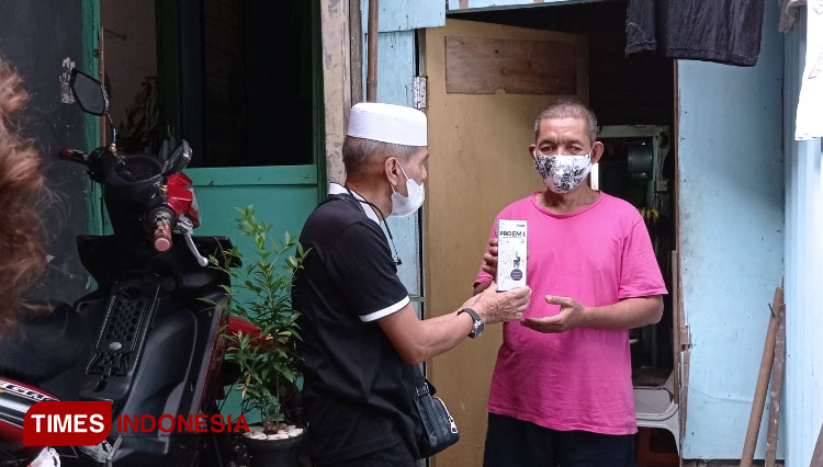 Habib Hasan Mulachela memberikan obat kepada warga yang menderita stroke. (Foto: Fahmi/TIMES Indonesia)