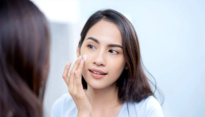 Aplikasikan moisturizer ke wajah. (Foto: productnation.co))