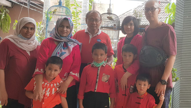 Ketua Paguyuban Sosial Marga Tionghoa Indonesia (PSMTI) Malang Kota Dr dr H Sugiharta Tandya SpPK merayakan Imlek 2021 bersama keluarganya. (Foto: Dr Tandya for TIMES Indonesia)