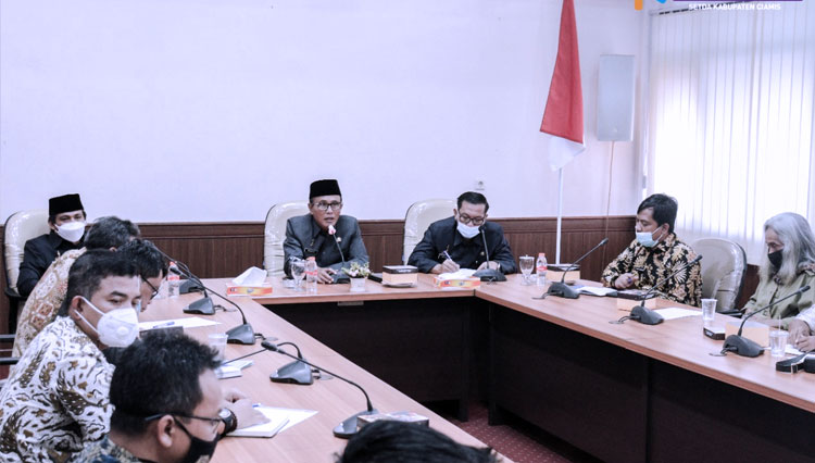 Pemkab Ciamis dan konsultan DED mendiskusikan konsep terbaru untuk pusat budaya di Situs Budaya Karangkamulyan Ciamis (FOTO: Humas Kabupaten Ciamis)