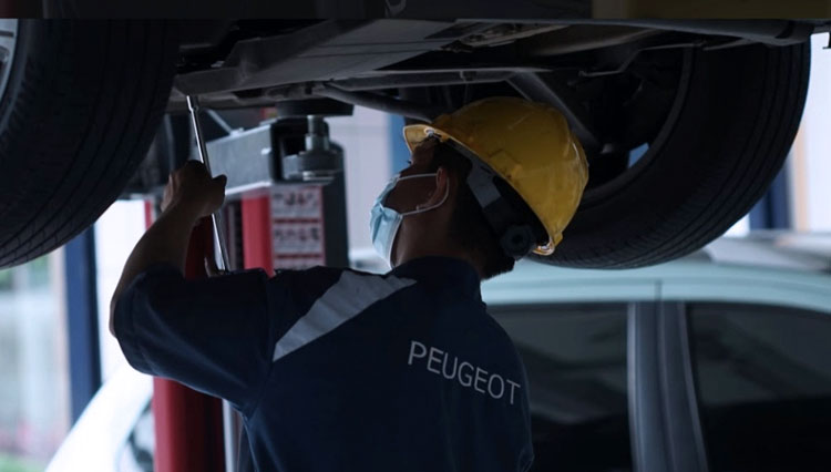  Mekanik saat mengganti oli. (foto: Dok.Peugeot) 