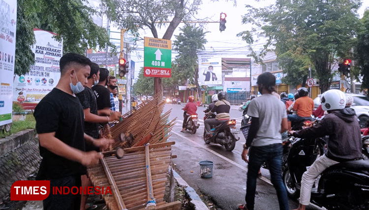 Kisah Para Korban PHK yang Beralih Menjadi Pemain Angklung Jalanan di Jombang