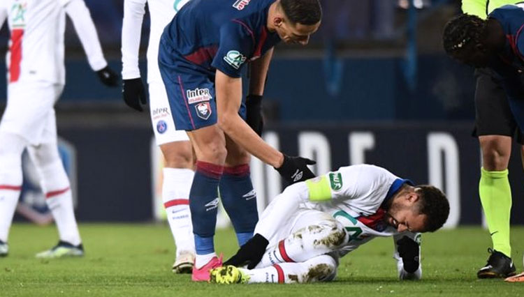 Neymar mendapatkan cedera kala Paris Saint-Germain (PSG) melawan Caen pada babak 64 besar Piala Prancis. (foto: TWITTER.COM/BLEACHERREPORT)