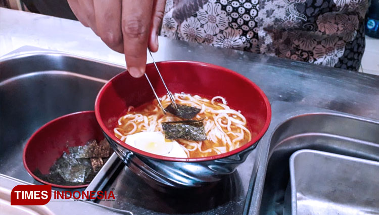 A bowl of tempting Ramen with authentic Japanese taste at Mayasi Resto. (Photo: Hartini/Times Indonesia)
