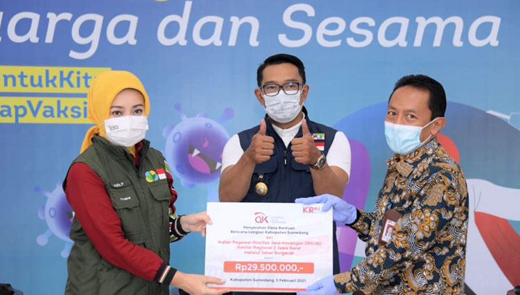 Kepala OJK Regional 2 Jawa Barat Indarto Budiwitono (kanan) menyerahkan bantuan penanggulangan bencana diterima Ketum Tim Jabar Bergerak Atalia Pratatya Kamil, di Gedung Pakuan, Kota Bandung, Kamis (11/2/2021). (Foto: Humas Jabar for TIMES Indonesia)