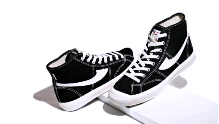 Sepatu Compass adalah spesialis tipe sneakers kanvas dengan perpaduan desain klasik dan modern buatan Anak Negeri.
