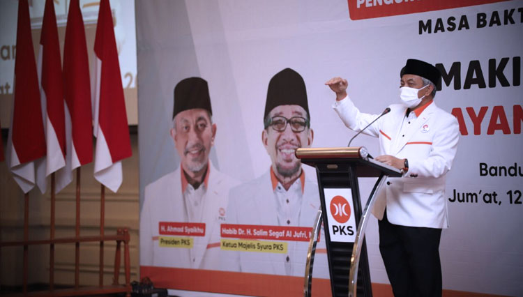 Presiden PKS Ahmad Syaikhu saat melantik pengurus PKS Jabar, Jumat (12/2/21). (FOTO: Iwa/TIMES Indonesia)