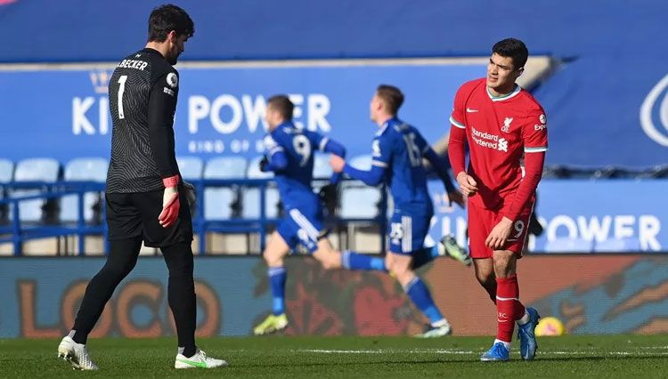 Alisson Becker dan Ozan Kabak (Foto: Reuters)