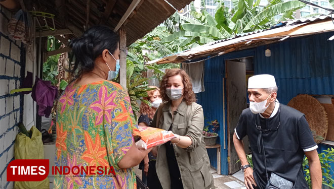 Enna Mulachela bersama Habib Hasan Mulachela berbagi kepada warga RW 05 Kelurahan Bangka, Jakarta Selatan. (Foto: Fahmi/TIMES Indonesia)
