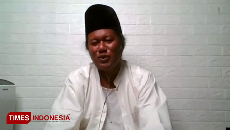 Gus Muwafiq dalam penyampaian materi tentang radikalisme di seminar internasional deradikalisasi Ansor Banyuwangi. (Foto: Riswan Efendi/TIMES Indonesia)