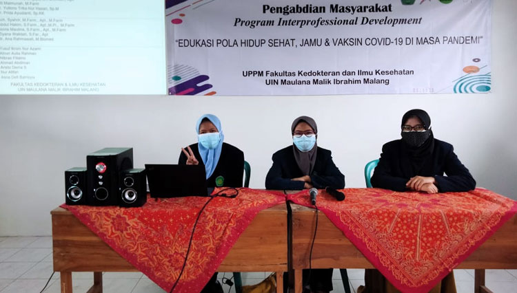 The students and professors at Medical Faculty of UIN Malang holds a workshop to educate the local community about the good use of Covid-19 vaccine during their social service. (Photo: Novia Maulina for TIMES Indonesia)