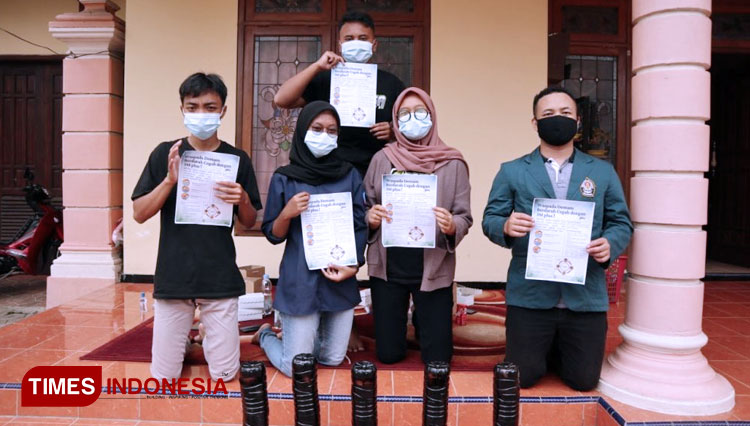 Mahasiswa KKN Universitas Diponegoro mensosialisasikan lavitrap untuk mengurangi peredaran nyamuk Aedes Aegypti di Kabupaten Malang, Jumat (12/2/2021). (FOTO: AJP TIMES Indonesia)