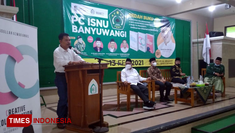 Wakil Ketua DPRD Banyuwangi, Ruliyono memberikan apresiasi pada acara bedah buku (FOTO: Hafid/TIMES Indonesia)