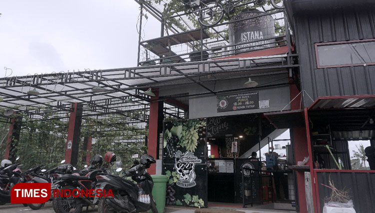 Suasana kedai kopi Istana Pengangguran di Pakis, Kabupaten Malang (Foto: Ovan Setiawan/TIMES Indonesia)