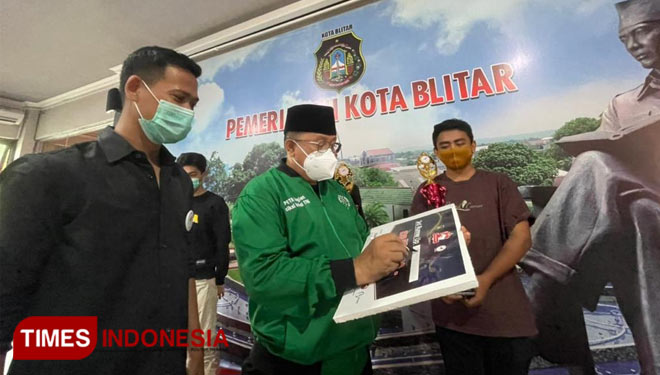 Wali Kota Blitar Santoso menyerahkan langsung hadiah kepada tiga pemenang Gelaran Local Battle E-sport (LBE) di Gedung Kusuma Wicitro Kota Blitar. (Foto: Sholeh/TIMES Indonesia) 