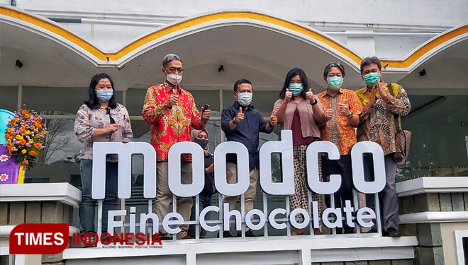 Wakil Wali Kota Batu bersama perwakilan Kadin Jawa Timur membuka tirai gerai Moodco Fine Chocolate. (Foto: Yeni Rachma/ TIMES Indonesia)