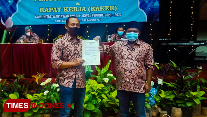 Ketua KWG Syuhud Al-Manfaluty (Kiri) saat pembukaan kegiatan raker (Foto: Komunitas Wartawan Gresik for TIMES Indonesia).