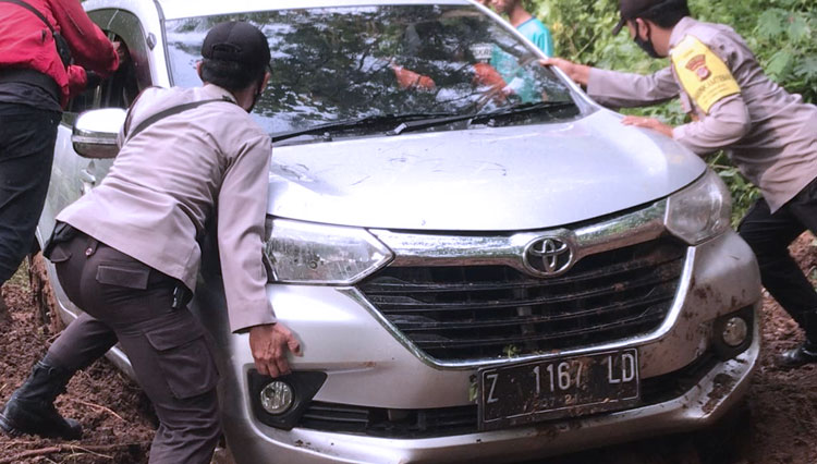 Minibus tersesat di hutan 2