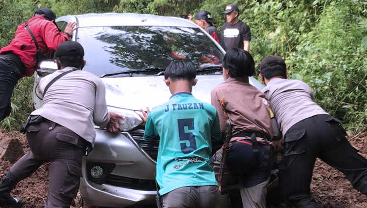 Minibus tersesat di hutan 3