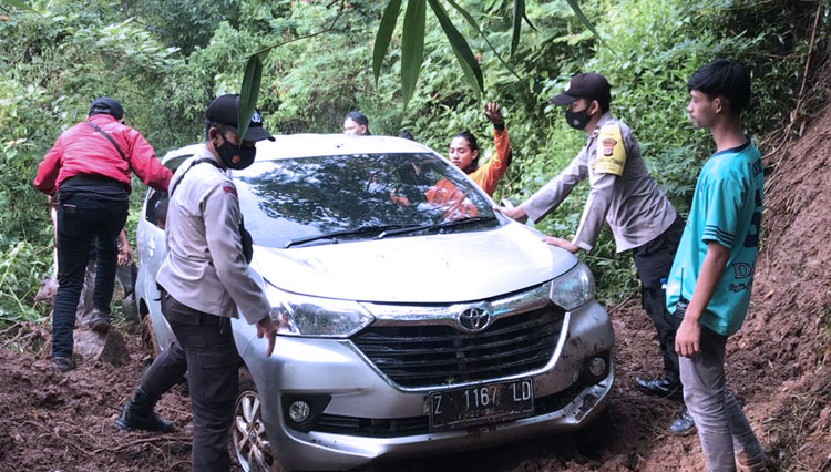 Aparat kepolisian bersama warga tengah mengevakuasi Sebuah minibus yang membawa 7 orang penumpang tersesat ke dalam hutan Gunung Putri di Desa Maniis, Kecamatan Cingambul, Kabupaten Majalengka. (Foto: Humas Polres Majalengka for TIMES Indonesia)