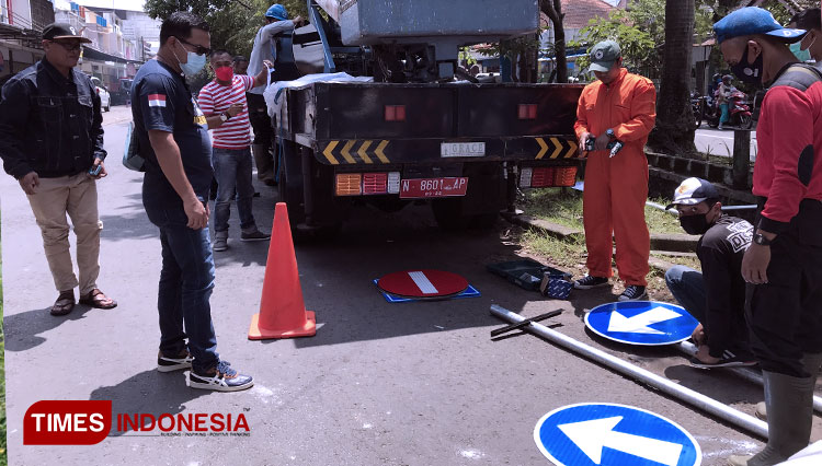Proses pemasangan Rambu Lalu Lintas di kawasan Jalan Raya Sawojajar yang bakal menjadi jalan kembar, Minggu (14/02/2021). (FOTO: Rizky Kurniawan Pratama/ TIMES Indonesia)