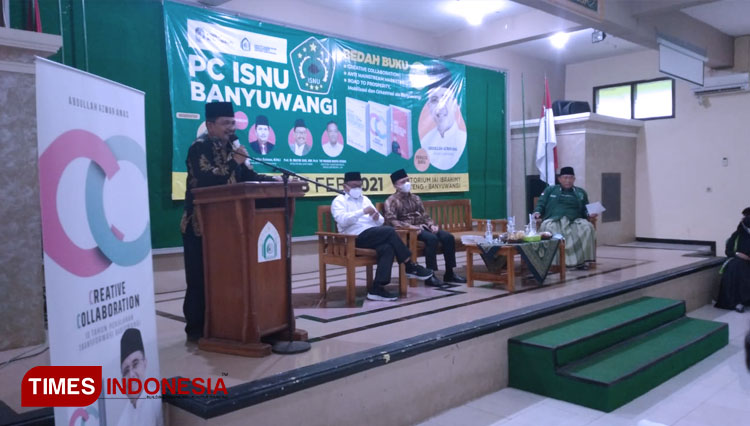 Rektor Instutut Agama Islam Ibrahimy Genteng, Banyuwangi, KH. Kholilur Rohman dalam acara Bedah Buku Karya Bupati Abdullah Azwar Anas (Foto: Hafid Nurhabibi/TIMES Indonesia)