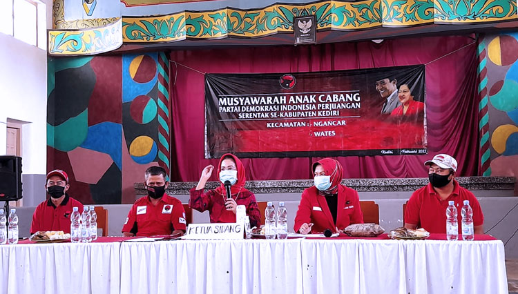 Sekretaris DPD PDI Perjuangan Jatim, Sri Untari Bisowarno (tengah) memimpin Musancab di Kabupaten Kediri. (Foto: DPD PDI Perjuangan Jatim)