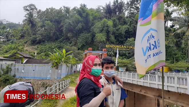 Warga Sekitar Lokasi Waduk Tukul Pacitan Sambut Kedatangan Presiden RI Jokowi