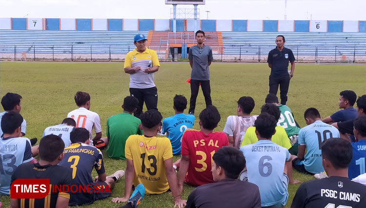 Tim penyeleksi memberikan arahan kepada peserta seleksi tahap kedua yang digelar Askab PSSI Lamongan di Stadion Surajaya, untuk menyongsong Porprov Jatim 2022, Senin (15/2/2021). (FOTO: MFA Rohmatillah/ TIMES Indonesia)
