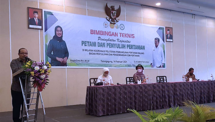Plt Direktur Polbangtan Malang Dr Bambang Sudarmanto saat menjadi narasumber bimtek untuk petani dan penyuluh pertanian di Tulungagung, Minggu (14/2/2021). (FOTO: Humas Polbangtan Malang)