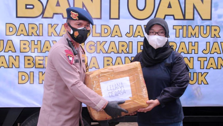 Dansat Brimob Polda Jatim Berikan Bantuan untuk Korban Tanah Longsor di Nganjuk