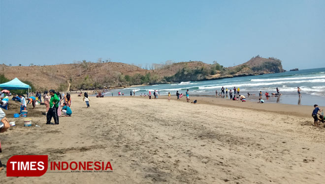 Suasana Pantai Serang di Kecamatan Panggungrejo Kabupaten Blitar. (Foto: Sholeh/Times Indonesia) 