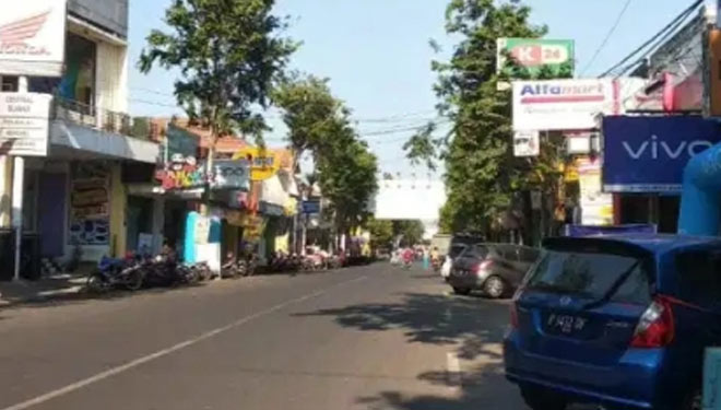 Pasar modern yang sebelumnya melanggar Perda karena jarak minimalnya tidak sampai 1.000 meter. Kini setelah ada Perda Nomor 5 Tahun 2020, toko modern tersebut menjadi lebih mulus berdempetan dengan pasar tradisional (FOTO: Ilustrasi TIMES Indonesia).