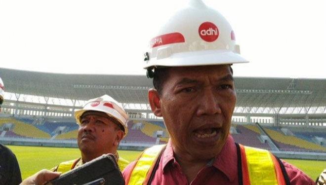 Ketua Askot PSSI Solo, Paulus Haryoto saat memantau perkembangan Stadion Manahan Solo (foto: Dokumen/Tribunsolo)