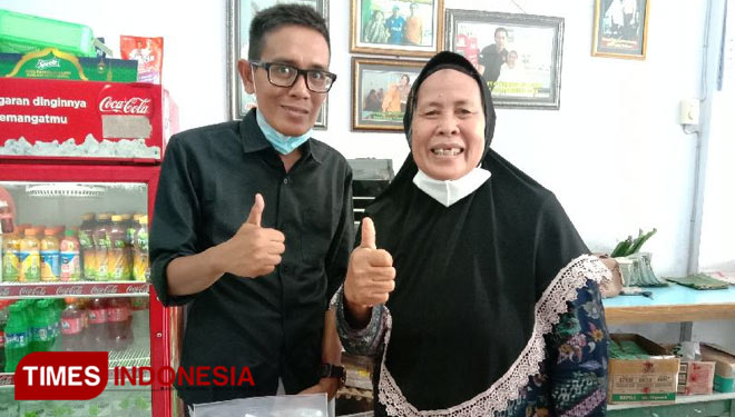 Pemimpin Redaksi TIMES Indonesia, Yatimul Ainun, saat mencicipi warung pecel legendaris milik Hj Sudjiyah di Jombang. (Foto: Naufal Ardiansyah/TIMES Indonesia)