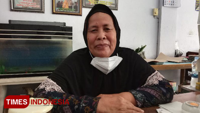 Pemilik warung pecel legendaris di Jombang, Hj Sudjiyah, saat berada di meja kasir warung pecel pincuk miliknya. (Foto: Naufal Ardiansyah/TIMES Indonesia)