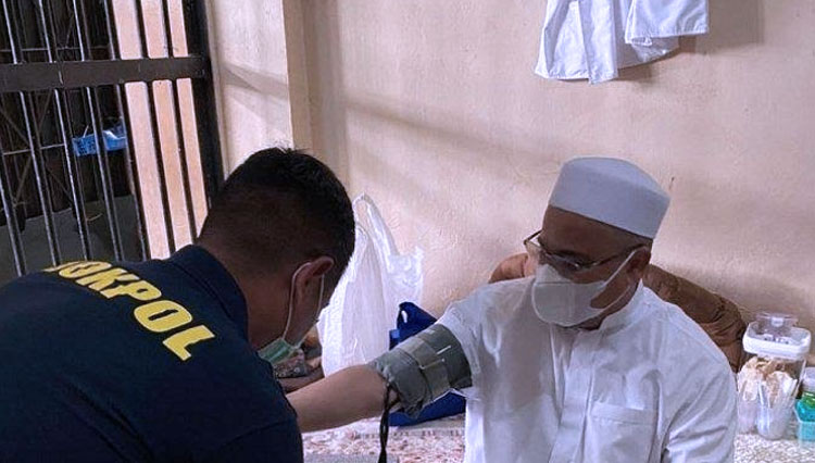 Rizieq Shihab saat diperiksa kesehatannya oleh pihak kepolisian. (FOTO: Tribunnews)
