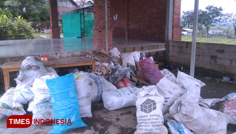 Tabungan sampah di dusun Kembang, Desa Kembangbelor, Kecamatan Pacet, Kabupaten Mojokerto (15/02/2021). (FOTO: Thaoqid/TIMES Indonesia)