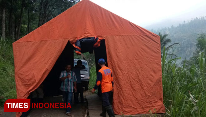Petugas BPBD Kabupaten Malang mendirikan tenda bersiaga di Desa Tulungrejo. (Foto: BPBD Kabupaten Malang for TIMES Indonesia)