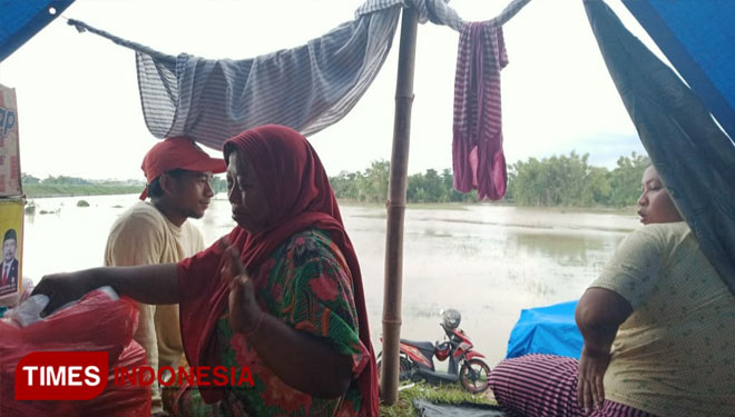 Warga yang memilih kembali mendirikan tenda darurat akibat banjir susulan di tanggul sungai brantas Desa Bandarkedungmulyo (Foto : Rohmadi/TIMES Indonesia)