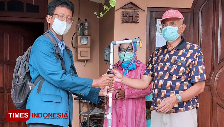 Mahasiswa KKN Undip, Alfin Bahru Rahmika menyerahkan keran otomatis pada warga Jatingaleh, Semarang, Selasa (16/2/2021). (FOTO: AJP TIMES Indonesia)