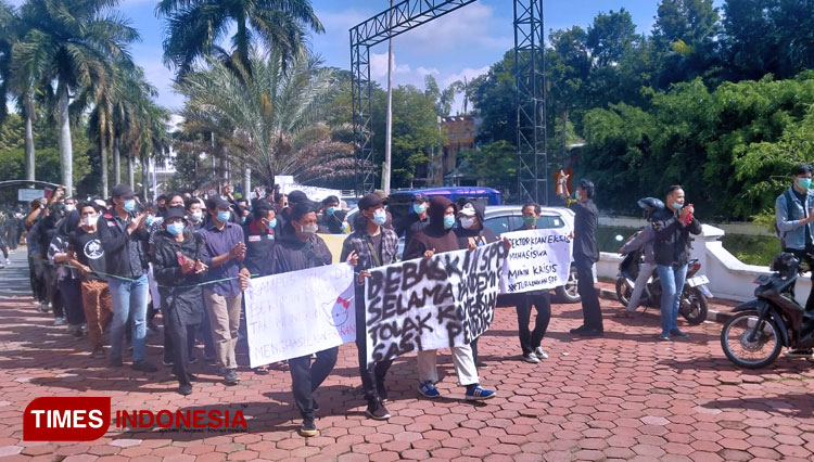 Mahasiswa UMM saat melakukan demonstrasi. (Foto: Naufal Ardiansyah/TIMES Indonesia)