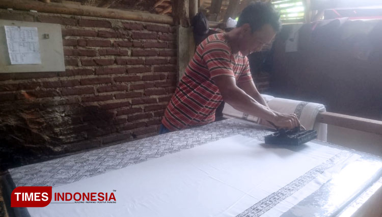 Pengrajin Rukun Batik Ciamis sedang membatik dengan teknik batik cap. (foto: Natasya/TIMES Indonesia)