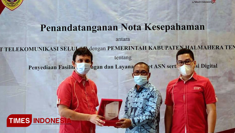 Penyerahan cenderamata usai penandatanganan MoU antara Pemkab Halteng dan PT Telkomsel. (Foto: Dok Diskominfo Halteng)