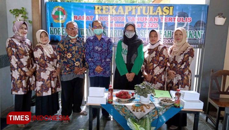Laksanakan KSM-T, Mahasiswa Unisma Malang Turut Sukseskan RAT Tertulis Koperasi Wanita As-Sholehah