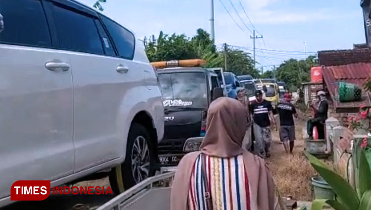Tangkapan layar video sekelompok warga terdampak pembangunan kilang Tuban yang jamaah beli Mobil (16/02/2021). (FOTO: Ahmad Istihar/TIMES Indonesia) 