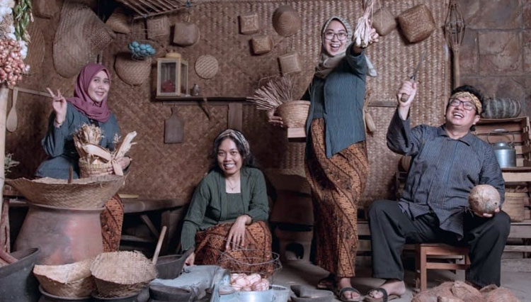 Vika (berdiri), istri almarhum Yuyung Abdi (paling kanan). (FOTO: Dok.Pribadi)