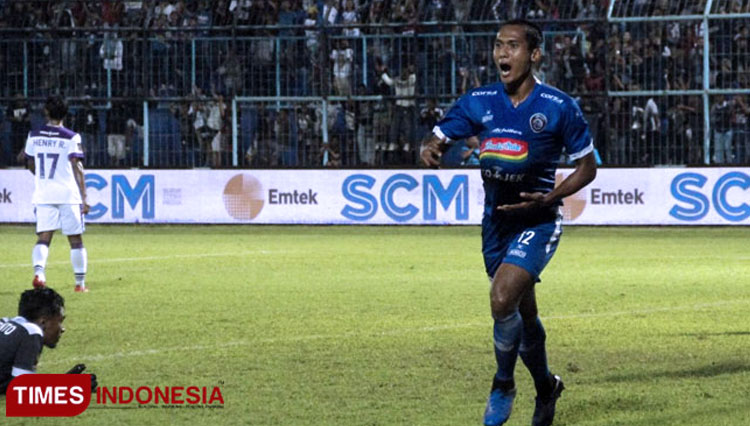 Gelandang Arema FC Hendro Siswanto melakukan selebrasi usai ciptakan gol. (Foto: Tria Adha/TIMES Indonesia) 
